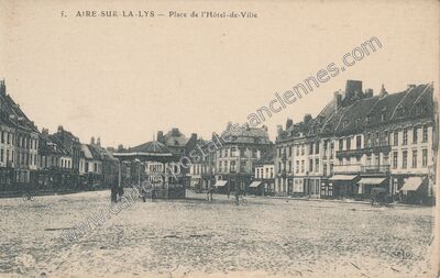 Carte postale ancienne Place de l'Hôtel-de-Ville — Aire-sur-la-Lys (Pas-de-Calais)