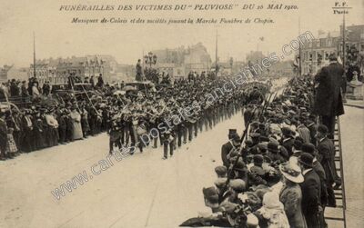 Carte postale ancienne Funérailles des victimes du "Pluviose — Calais (Pas-de-Calais)