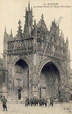 Carte postale ancienne Le Grand Portail de l'Eglise Notre-Dame — Alençon (Orne)