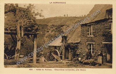 Carte postale ancienne Vallée du Noireau. - Chaumières normandes — Berjou (Orne)