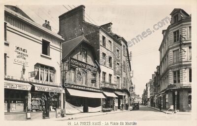 Carte postale ancienne La Place du Marché — La Ferté Macé (Orne)