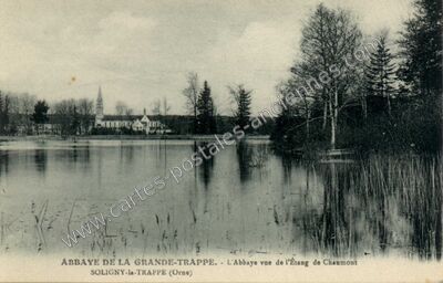 Carte postale ancienne L'Abbaye vue de l'Étang de Chaumont — Soligny-la-Trappe (Orne)