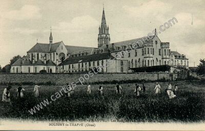 Carte postale ancienne Abbaye de la Grande Trappe. - Les Religieux au travail de la fenaison — Soligny-la-Trappe (Orne)