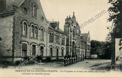 Carte postale ancienne Abbaye de la Grande-Trappe - Les Religieux se rendant aux travaux des champs — Soligny-la-Trappe (Orne)