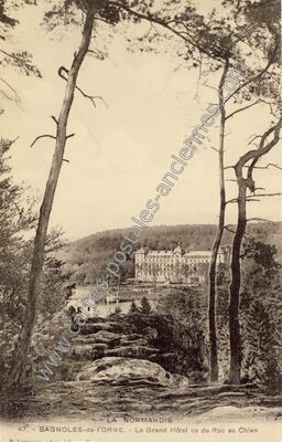 Carte postale ancienne Le Grand Hôtel vu du Roc au Chien — Bagnoles de l'Orne (Orne)