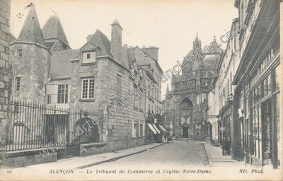 Carte postale ancienne Le Tribunal de Commerce et l'église Notre-Dame — Alençon (Orne)