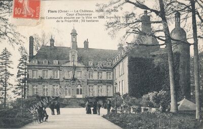 Carte postale ancienne Le Château, Hôtel de Ville, Cour d'honneur — Flers (Orne)