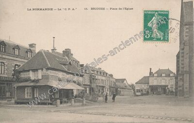 Carte postale ancienne Place de l'Eglise — Briouze (Orne)