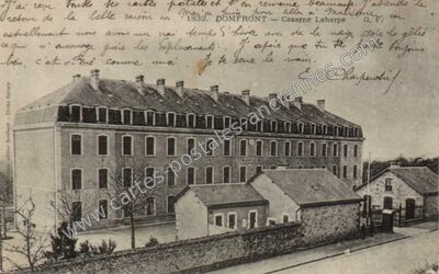 Carte postale ancienne Caserne Laharpe — Domfront (Orne)