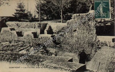 Carte postale ancienne Les Fouilles, pres du Donjon — Domfront (Orne)