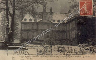 Carte postale ancienne Le Château L'Hôtel de Ville - Cour d'Honneur sous la Neige — Flers (Orne)