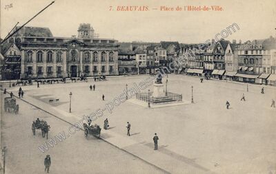 Carte postale ancienne Place de l'Hôtel-de-Ville — Beauvais (Oise)