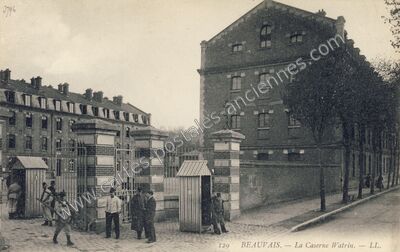 Carte postale ancienne La Caserne Watrin — Beauvais (Oise)