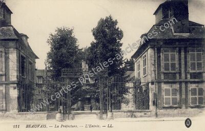 Carte postale ancienne Hôtel de Préfecture, L'Entrée — Beauvais (Oise)