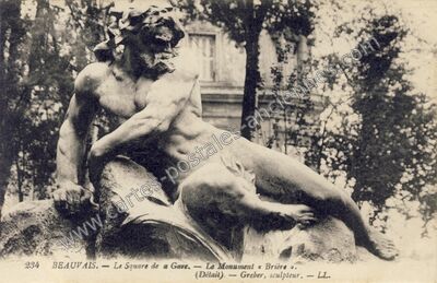Carte postale ancienne Le Square de la Gare. — Le Monument « Brière ». (Détail). — Greber, sculpteur — Beauvais (Oise)