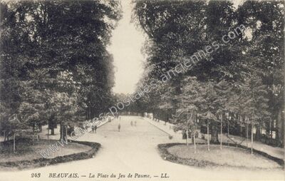 Carte postale ancienne La Place du Jeu de Paume — Beauvais (Oise)