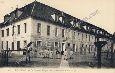 Carte postale ancienne La Caserne Taupin. — La Troisième Cour — Beauvais (Oise)