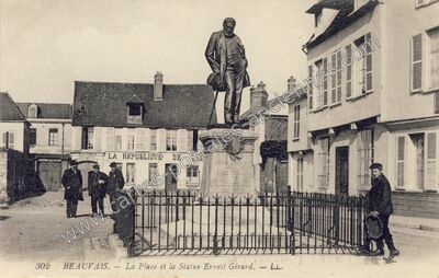Carte postale ancienne La Place et la Statue Ernest Gérard — Beauvais (Oise)