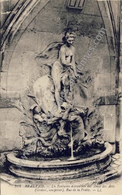 Carte postale ancienne La Fontaine décorative des Amis des Arts. (Grèber, sculpteur), Rue de la Frette — Beauvais (Oise)