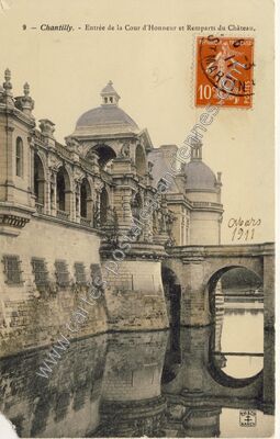 Carte postale ancienne Entrée de la Cour d'Honneur et Remparts du Château — Chantilly (Oise)