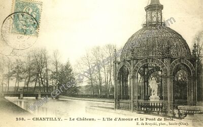 Carte postale ancienne Le Château. — L'Ile d'Amour et le Pont de Bois — Chantilly (Oise)