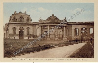 Carte postale ancienne Les grandes Ecuries et la Porte Saint-Denis — Chantilly (Oise)
