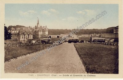 Carte postale ancienne Entrée et Ensemble du Château — Chantilly (Oise)