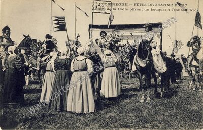 Carte postale ancienne Fêtes de Jeanne d'Arc - Dames de la Halle offrant un bouquet à Jeanne d'Arc — Compiègne (Oise)