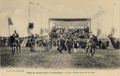 Carte postale ancienne Fêtes de Jeanne d'Arc — Le Roi d'Armes salue les tribunes — Compiègne (Oise)