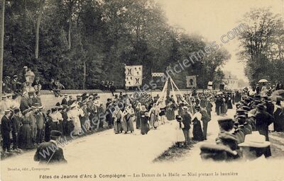 Carte postale ancienne Fêtes de Jeanne d'Arc — Les Dames de la Halle — Nini portant la bannière — Compiègne (Oise)
