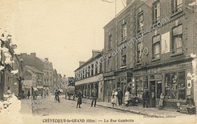 Carte postale ancienne La Rue Gambetta — Crèvecœur-le-Grand (Oise)