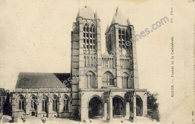Carte postale ancienne Façade de la Cathédrale — Noyon (Oise)