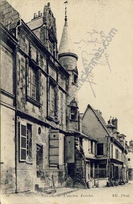 Carte postale ancienne L'ancien Evêché — Noyon (Oise)