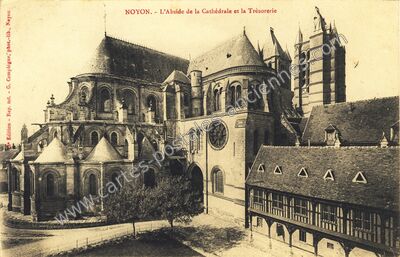 Carte postale ancienne L'Abside de la Cathédrale et la Trésorerie — Noyon (Oise)