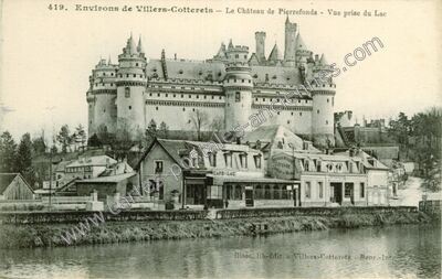 Carte postale ancienne Le Château de Pierrefonds - Vue prise du Lac — Pierrefonds (Oise)
