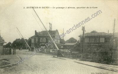 Carte postale ancienne Le passage à niveau, quartier de la Gare — Estrées-Saint-Denis (Oise)