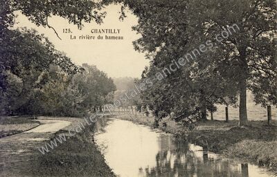 Carte postale ancienne La rivière du hameau — Chantilly (Oise)