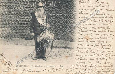 Carte postale ancienne Le Tambour des Pompiers — Beauvais (Oise)
