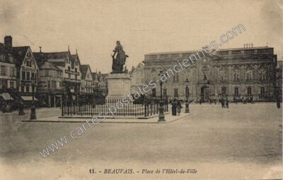 Carte postale ancienne Place de l'Hôtel-de-Ville — Beauvais (Oise)