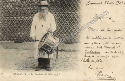 Carte postale ancienne Le Tambour de Ville — Beauvais (Oise)