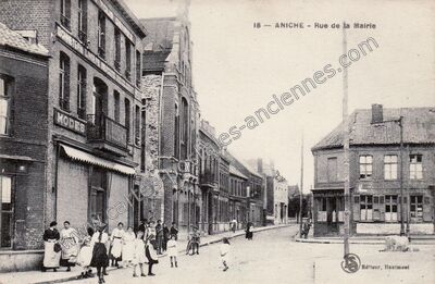 Carte postale ancienne Rue de la Mairie — Aniche (Nord)