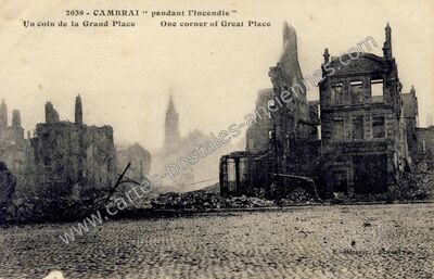 Carte postale ancienne Un coin de la Grand-Place — Cambrai (Nord)