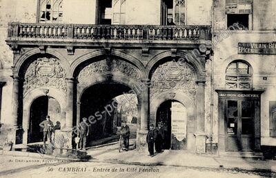Carte postale ancienne Entrée de la Cité Fénelon — Cambrai (Nord)