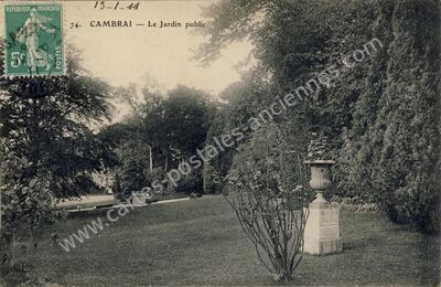 Carte postale ancienne Le Jardin public — Cambrai (Nord)
