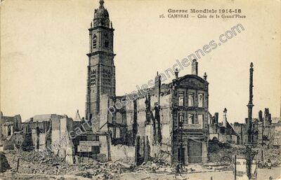 Carte postale ancienne Coin de la Grand'Place — Cambrai (Nord)