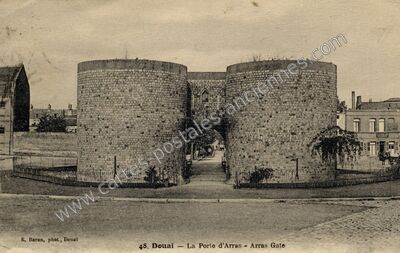 Carte postale ancienne La Porte d'Arras — Douai (Nord)