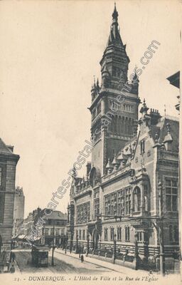 Carte postale ancienne L'Hôtel de Ville et la Rue de l'Eglise — Dunkerque (Nord)