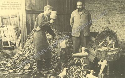 Carte postale ancienne Ouvrier préparant le travail du tourneur de robinets en bois — Felleries (Nord)
