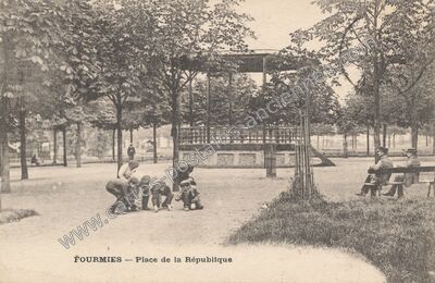 Carte postale ancienne Place de la République — Fourmies (Nord)