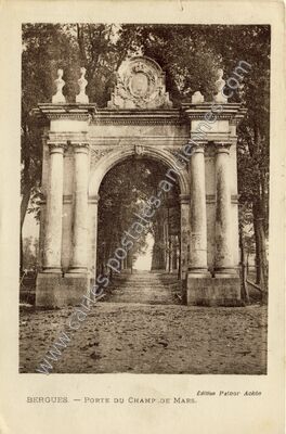 Carte postale ancienne Porte du Champ de Mars — Bergues (Nord)